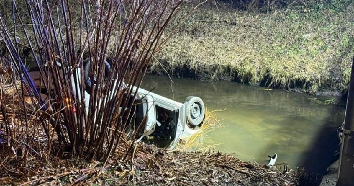 Auto wpadło do rzeki. Nie żyje kierowca. W aucie była też kobieta