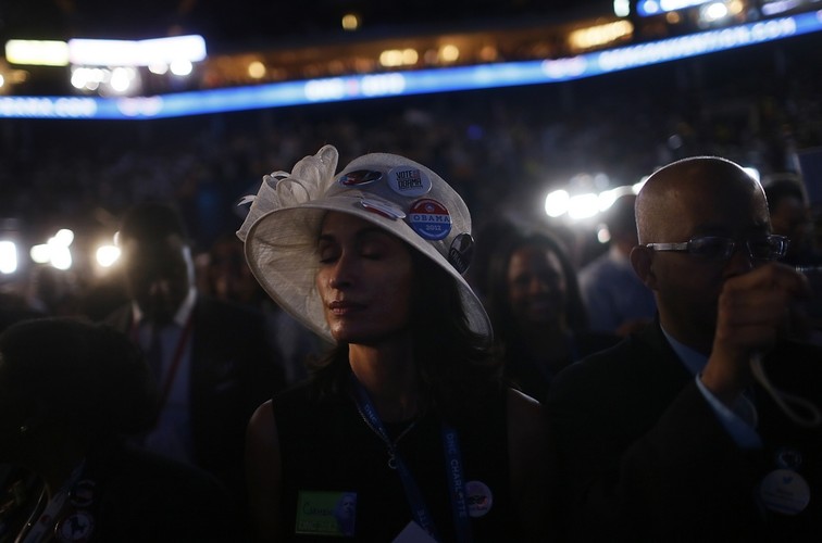 Charlotte (USA). Delegatka demokratów słucha przemówienia byłego prezydenta Billa Clinton