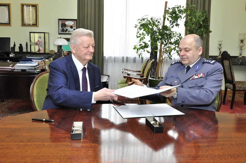 Rektor AGH Tadeusz Słomka podpisał porozumienie z komendantem miejskim policji insp. Rafałem Leśniakiem