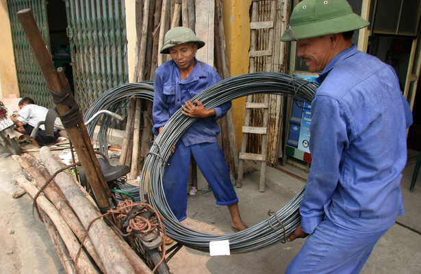 Wietnamscy robotnicy przy produkcji kabli w fabryce w Hanoi