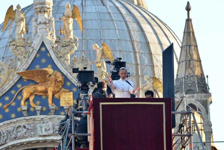 Jude Law papieżem na planie serialu 'The young pope'