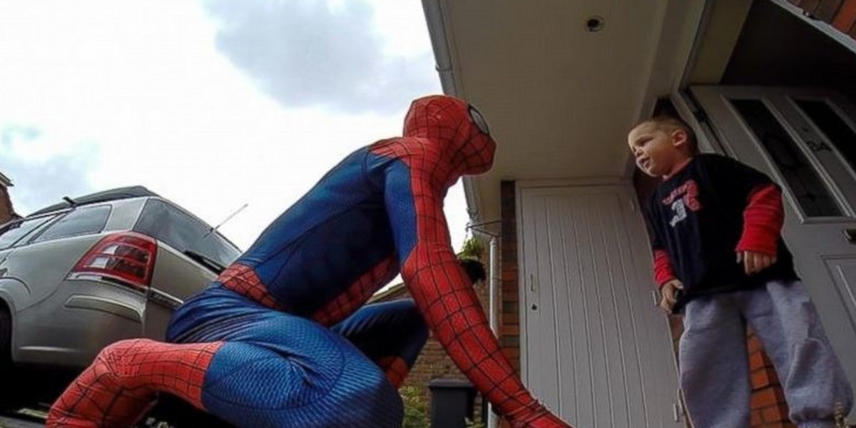 Spiderman odwiedził chorego chłopca.