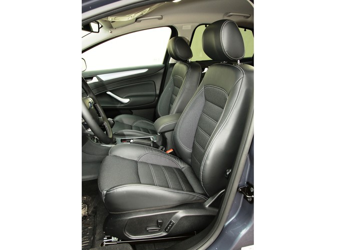 Jeżdżąc fordem mondeo mieliśmy dziwne wrażenie, że ujawnia się u nas rozdwojenie jaźni, a wszystko za sprawą mieszanych uczuć jakie wywoływał. Rozpływanie się nad jego zaletami w trasie przeplatało się z rozdrażnieniem jego nieporęcznością w zatłoczonym mieście