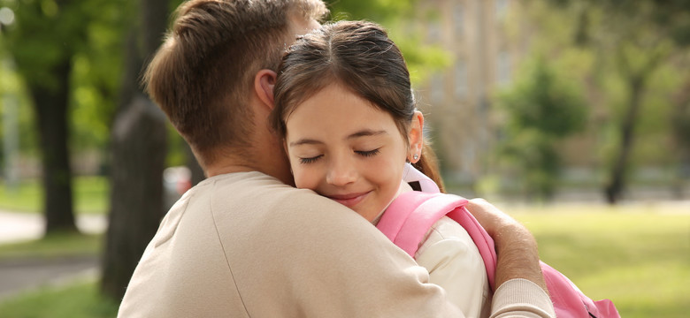 Terapeutka o tworzeniu bezpiecznej relacji rodziców z dziećmi. Kwestia przytulania wzbudziła kontrowersje