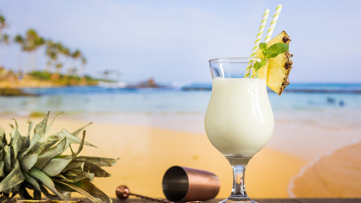 Pina colada to niepowtarzalny drink, który przyrządzano pierwotnie w San Juan. Dziś jest nie tylko oficjalnym napojem Puerto Rico, ale też mieszanką rozpoznawalną na całym świecie. Pina coladę serwują we wszystkich nadmorskich i tropikalnych barach czy ośrodkach. Cóż innego przychodzi nam do głowy, jeśli myślimy o drinku ze słomką pitym leniwie na plaży, jeśli nie właśnie pina colada? Przepis jest banalnie prosty, a cała jego magia opiera się na połączeniu dwóch świetnie grających ze sobą smaków: ananasa i mleka kokosowego. Sprawdź, jak zrobić tego drinka samemu i wypróbuj nasz przepis na pina coladę, a przekonasz się, że nie będziesz mógł się z nim rozstać!