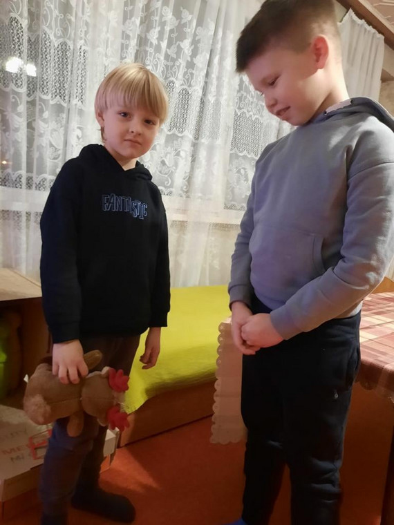 Dwaj chłopcy z Ukrainy, którzy z rodzinami w sobotę dotarli do Michałowa, uciekając przed bombami