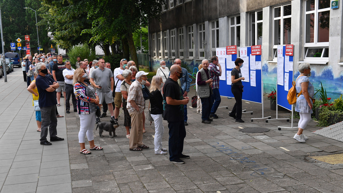 Wybory prezydenckie 2020. Kolejka wyborców przed jednym z lokali wyborczych w Szczecinie, 28 bm.