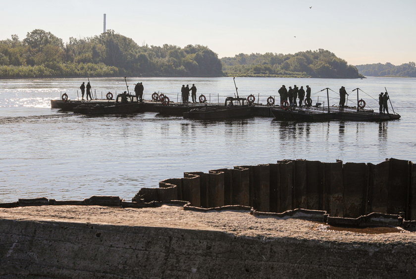 Budują most pontonowy