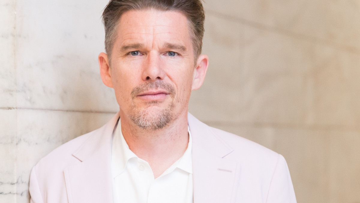 Ethan Hawke pojawił się na wrocławskim American Film Festival, gdzie promuje swoje dwa filmy. Aktor w wywiadzie z "Gazetą Wyborczą" przyznał, że jest zafascynowany językiem polskim, Joanną Kulig i Pawłem Pawlikowskim. - Być blisko niego to ekscytujące. Kręci niezwykłe filmy - powiedział o Pawlikowskim, z którym zrealizował film "Kobieta z piątej dzielnicy".