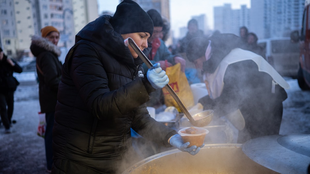 Volonterka služi besplatnu toplu hranu stanovnicima Kijeva tokom nestanka struje