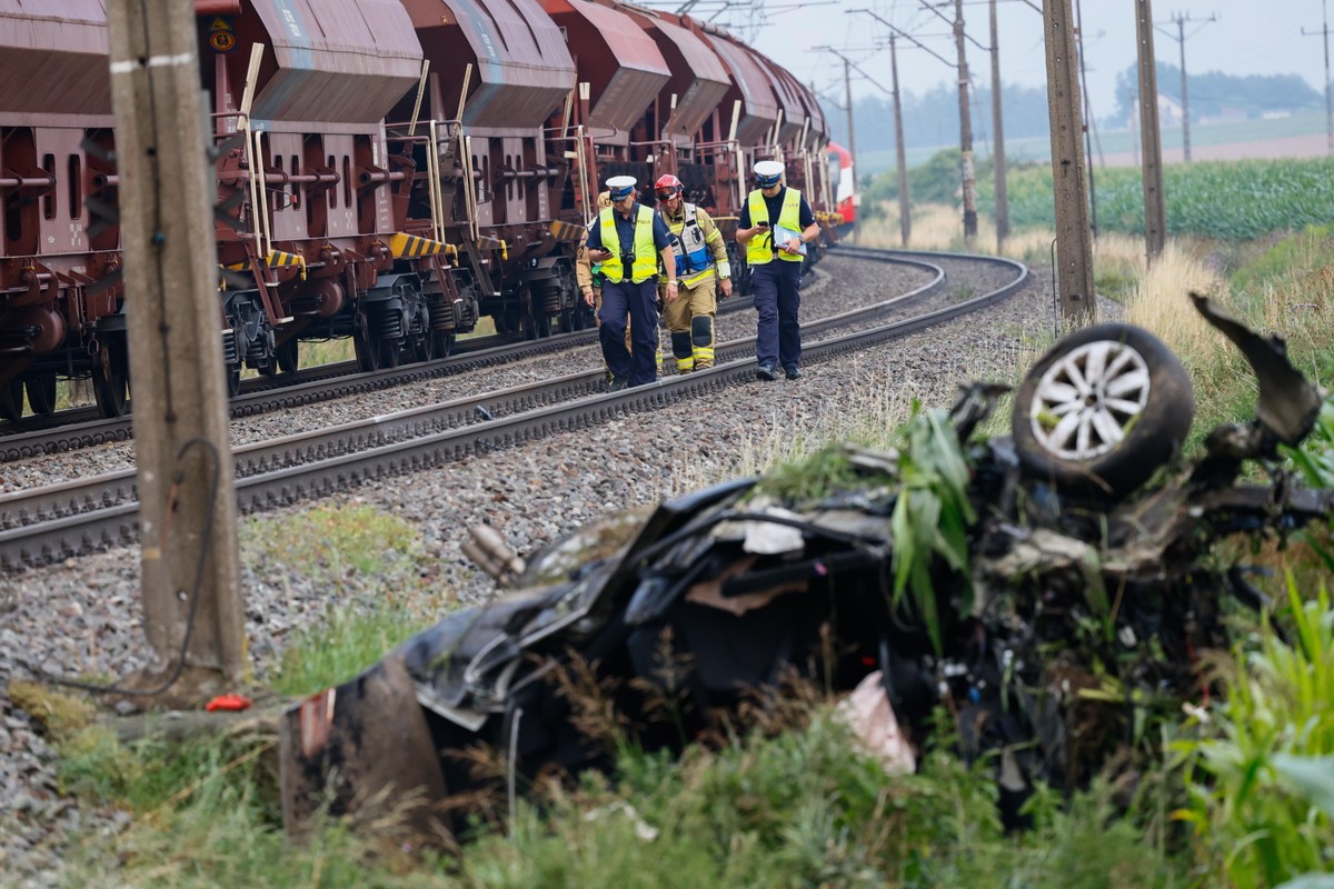 Z auta wypadł silnik, wrak odrzuciło daleko w pole. Nie do wiary, co stało się z kierowcą
