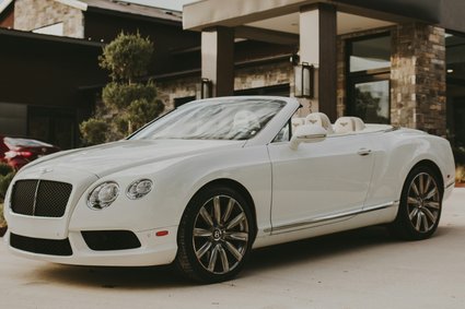 Bentley notuje spadki sprzedaży. Odchodzący prezes firmy zaskoczył powodem