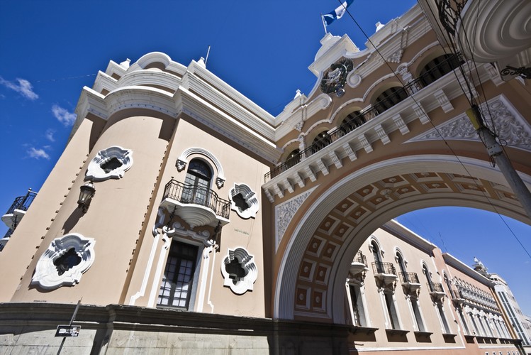 Kolonialna architektura Gwatemali to mocny punkt stolicy. Jednak dobre wrażenie zostaje przysłonięte przez rozciągające się wokół centrum miasta fawele