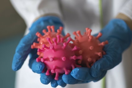 Wystartowały badania kliniczne nad sprayem do nosa zabijającym koronawirusa