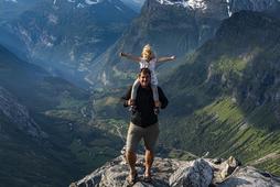 Norwegia. Ojciec z córką na skałach otaczających Geirangerfjord