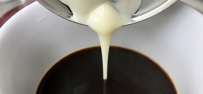 Ten smaczny i bardzo popularny dodatek do kawy szkodzi metabolizmowi! To cukrowa bomba, która obciąża trzustkę i prowadzi do otyłości