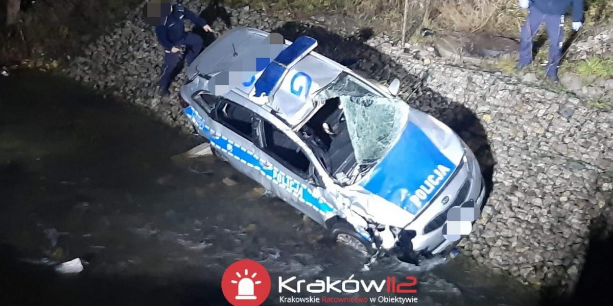 Policjanci jechali na interwencję. Radiowóz spadł z mostu