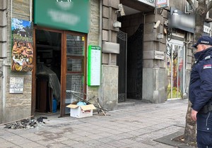 Policija ispred objekta, srča svuda po ulici