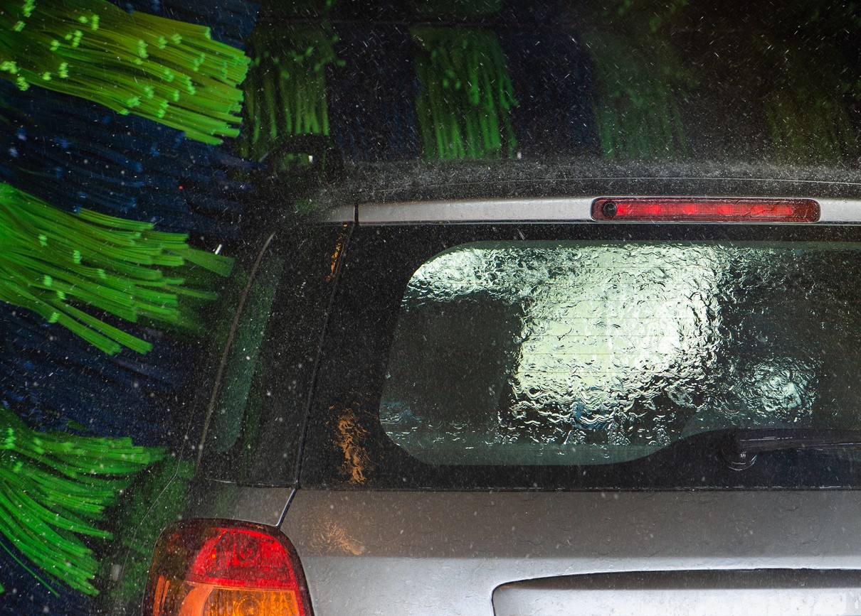 Moderné autoumyvárne už nepoužívajú tvrdé štetiny, ale jemné penové materiály, ktoré sú k laku vozidla maximálne šetrné a bezpečné.