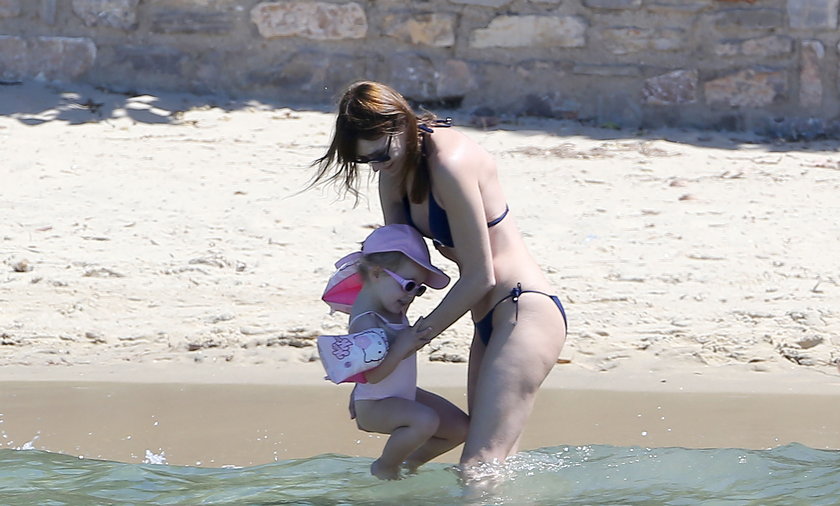 Carla Bruni na plazy z córeczką