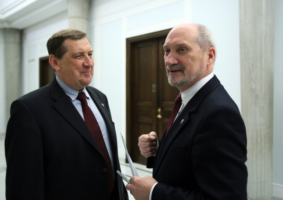 Antoni Macierewicz i Jacek Rońda podczas debaty smoleńskiej, z udziałem ekspertów zespołu parlamentarnego ds. zbadania przyczyn katastrofy TU-154M (2013 r.)