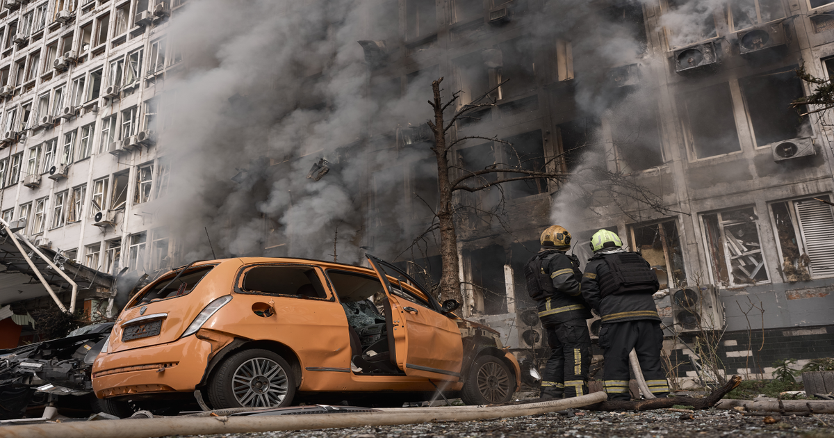 Russian drone strikes on Kyiv Northern Bridge block traffic