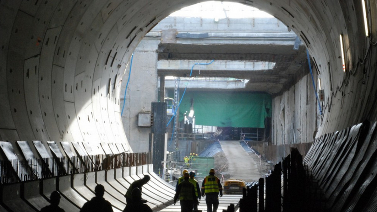 24 metry w ciągu jednej doby - to rekordowa odległość, jaką udało się pokonać maszynie TBM pracującej przy drążeniu tunelu pod Martwą Wisłą w Gdańsku. Od początku marca Damroka wydrążyła już 164 metry drugiej nitki tunelu.