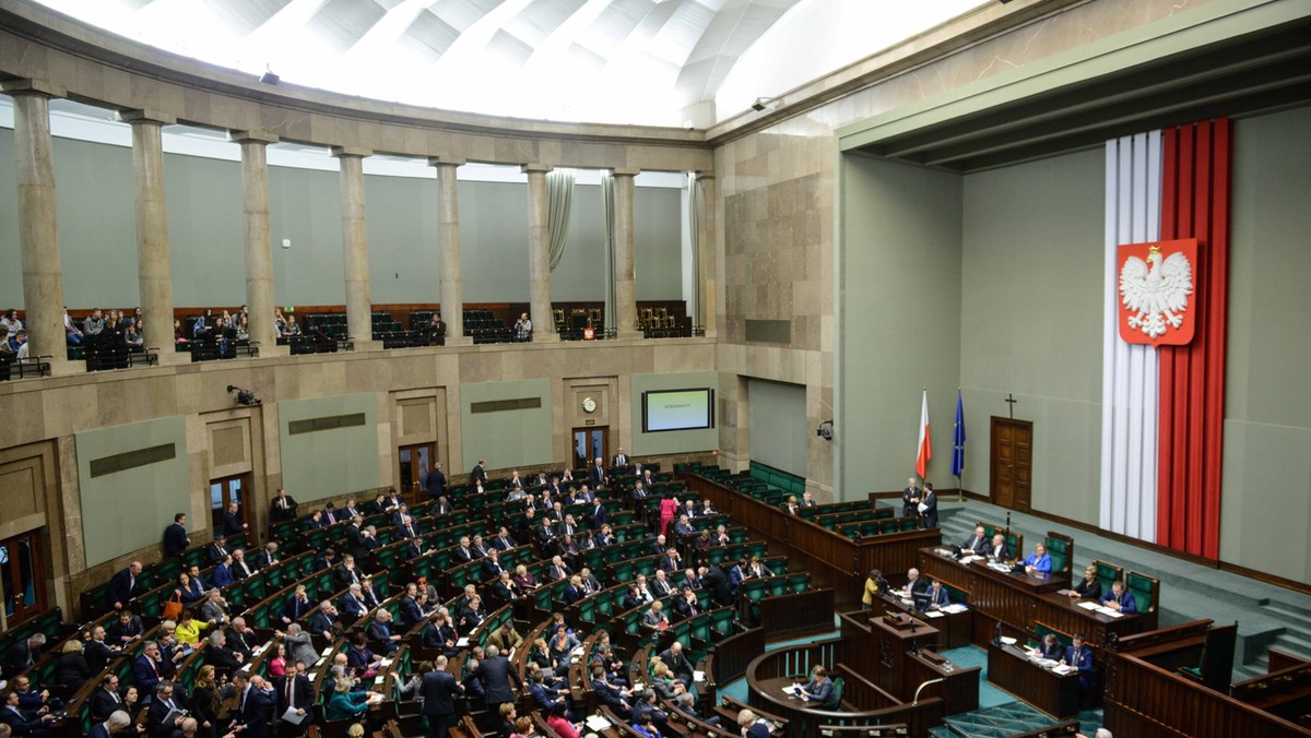 Klub PO i koło Ruchu Palikota zapowiedziały poparcie dla noweli Prawa farmaceutycznego, która ma ograniczyć wywóz leków z Polski za granicę. SLD zapowiedziało, że nie będzie głosować przeciw; PiS i PSL chcą dodatkowych rozwiązań w tej sprawie.