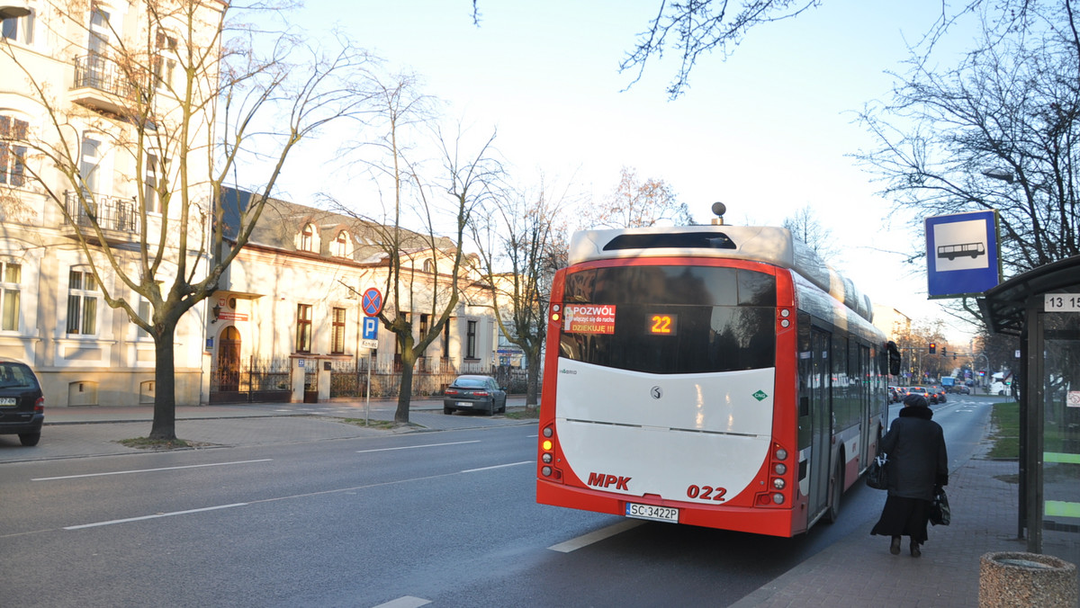 Wszystkie gazowe autobusy hybrydowe w Częstochowie zostały wycofane z ruchu. Decyzja została podjęta po ubiegłotygodniowym pożarze jednego z floty 40 autobusów. Specjaliści badają wrak pojazdu, co ma pozwolić wyjaśnić przyczyny pożaru.