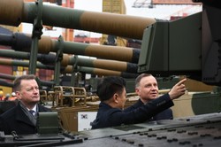 Koreańskie czołgi i armatohaubice rozładowane w Gdynii [ZDJĘCIA]