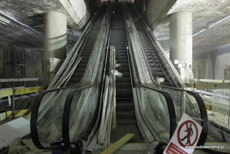 II linia metra: zamontowali już ruchome schody na stacji Świętokrzyska