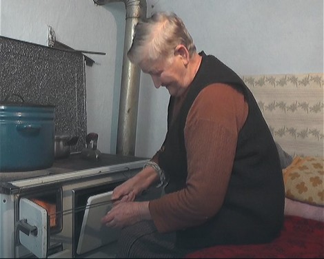 Jelica Vasić greje vodu za stoku