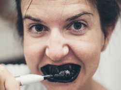 Modne nie znaczy bezpieczne. TO trzeba wiedzieć o naturalnych pastach do zębów