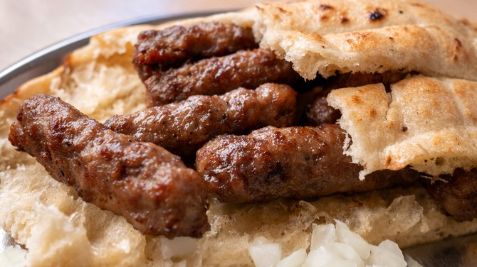 Da bi ćevapčići "skakali" dok se peku na roštilju, važno je da u špricu za pravljenje ćevapa ne bude vazduha