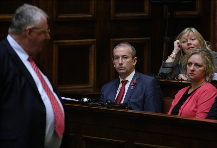 Radikali, predvođeni Šešeljom, nisu dozolili Devenportu da prestavi izveštaj