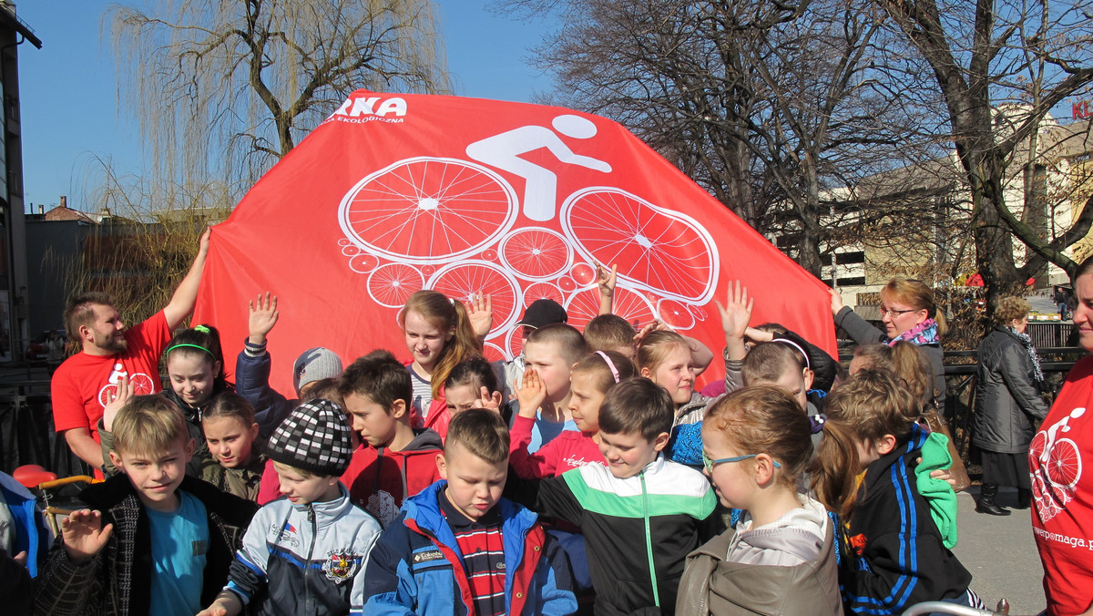 Fundacja ekologiczna Arka rozpoczęła ogólnopolską akcję "Rower Pomaga". Tradycyjnie w kampanii połączono tematykę ekologiczną i społeczną. Tytułowy "Rower Pomaga" łączy w sobie wiele elementów. To ochrona środowiska, dbanie o własne zdrowie i ważny cel społeczny.