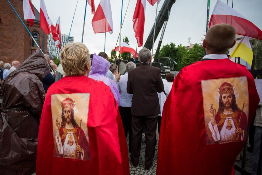 Gigantyczny Jezus eskortowany przez wojsko. Stanął nielegalnie