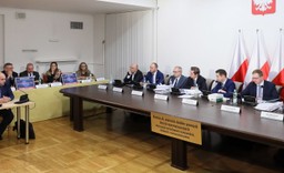 Przymusowe doprowadzenie i kara do 9 tys. zł. PiS chce zmian w ustawie o komisji weryfikacyjnej