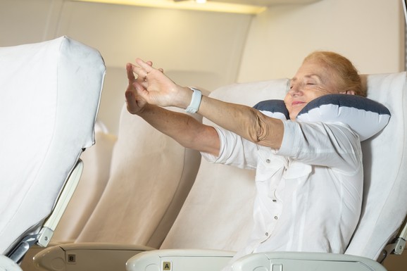 Vežbe istezanja tokom dugog leta avionom: Kako sprečiti ukočenost i udobno putovati