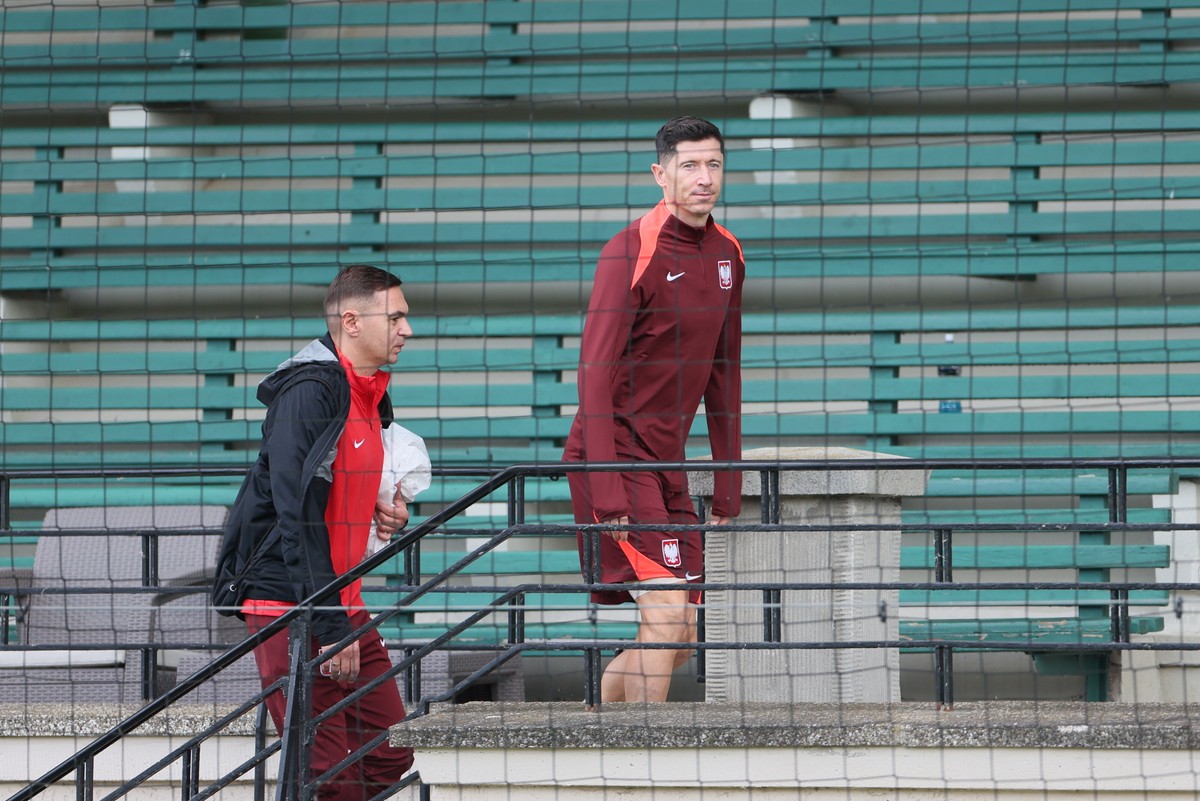 Kapitan piłkarskiej reprezentacji Polski Robert Lewandowski (P) podczas treningu kadry w Hanowerze