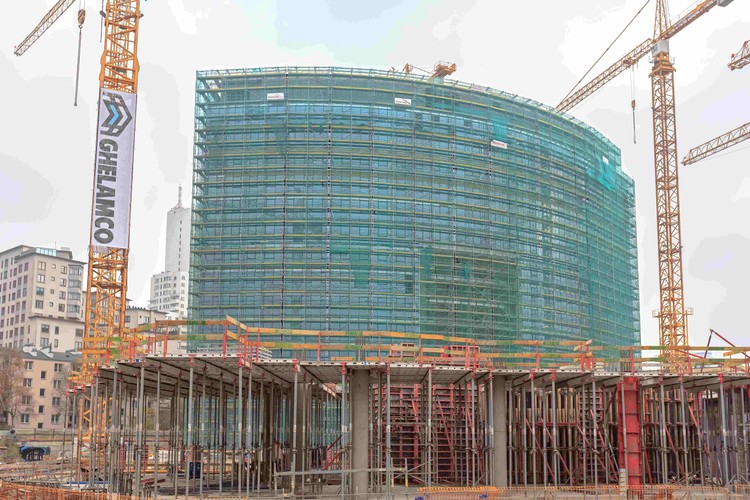 Na budowie biurowca B, którego konstrukcja zakończyła się we wrześniu 2013 roku, ukończono już montaż szklanej fasady. W tej chwili trwają prace elektryczne, instalacyjne i murarskie. Budynek ten został niemal w całości wynajęty przez unijną agencję Frontex – najemca zajmie w 2014 roku 14 600 m kw. budynku.