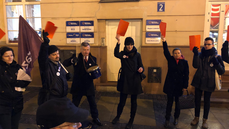 Czerwone kartki, gwizdy, trąby i deklaracje o straconym zaufaniu. Tak wyglądał dzisiaj protest KOD przed biurami lubelskich posłów PO Wojciecha Wilka i Włodzimierza Karpińskiego.