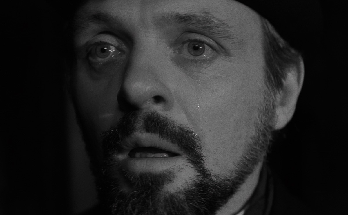Anthony Hopkins w filmie "Człowiek słoń"