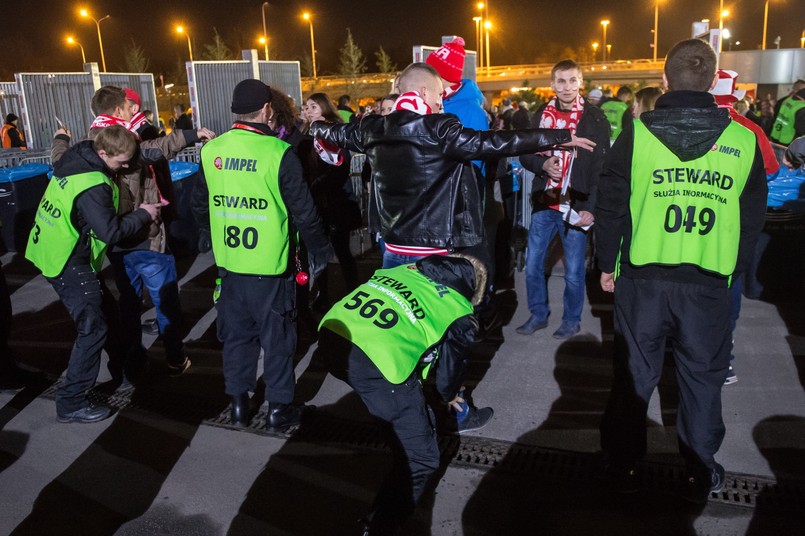 Tak wyglądały szczegółowe kontrole kibiców przed meczem Polska - Czechy. ZDJĘCIA