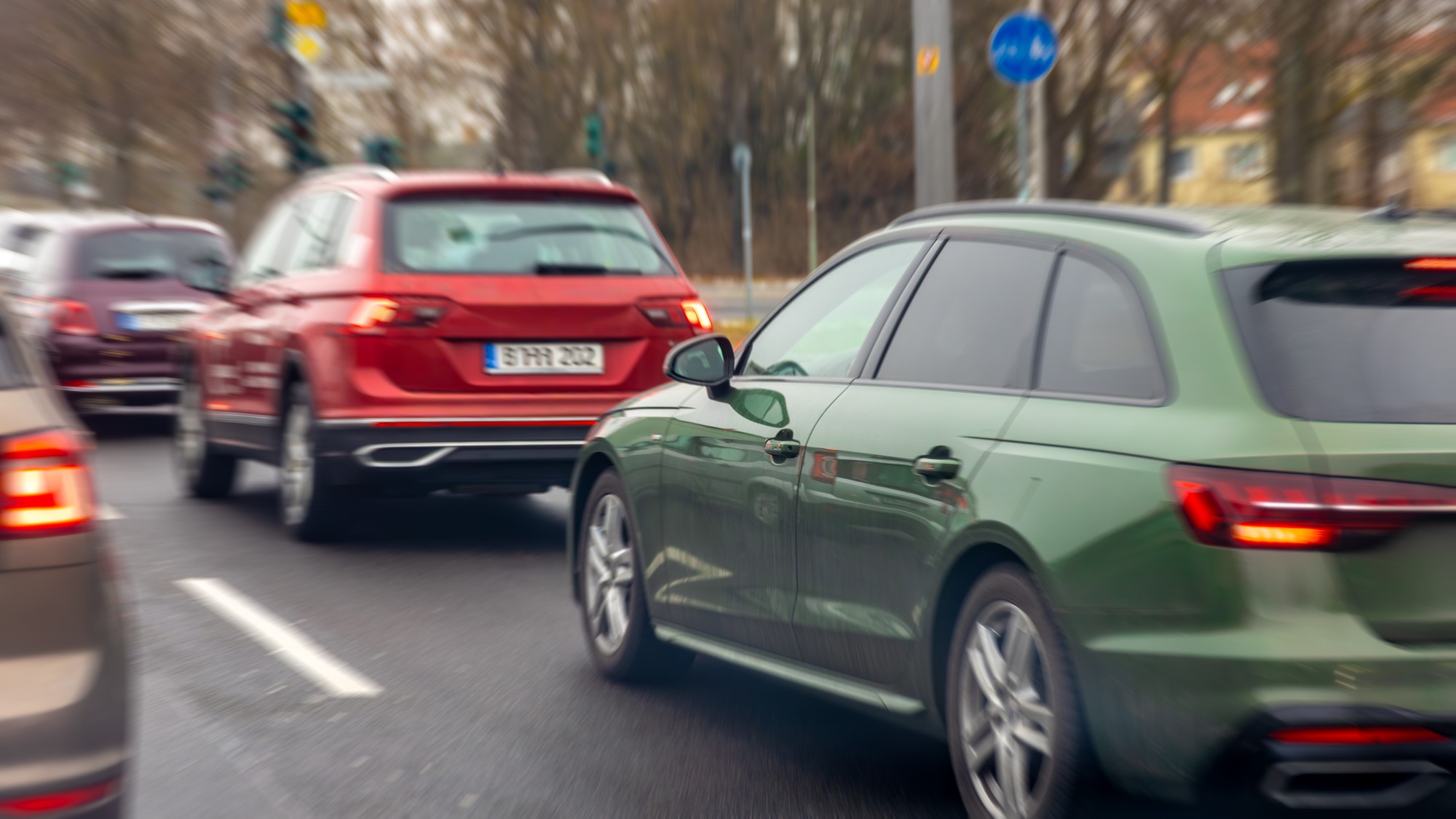 Zúženie cesty z dvoch pruhov na jeden. Kto má prednosť a ako správne zipsovať. 