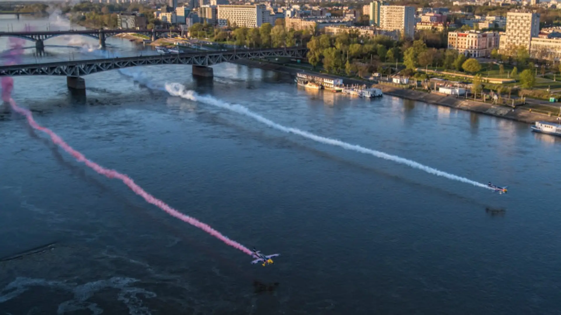 Ekstremalne świętowanie Dnia Flagi. Zobacz wyczyn pilotów w Warszawie