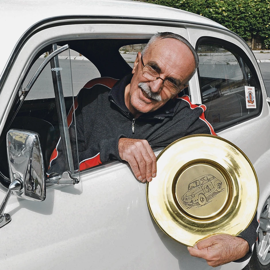 Sada ne vozim "fiću" toliko često. A kad njim pođem i negde ga parkiram, nikada ne zaključavam vrata. Ostavim ljudima, da kad već zastaju da pogledaju, da otvore i vide kako je unutra