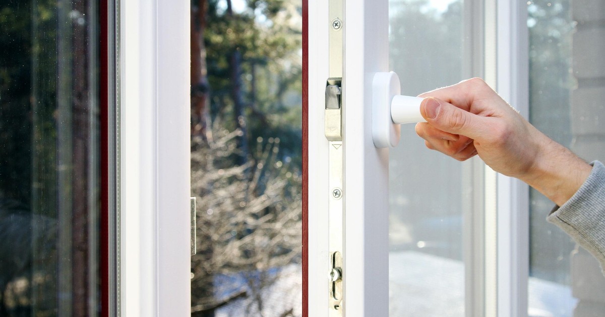 Jak wietrzyć mieszkanie zimą? Zastosuj kilka prostych zasad