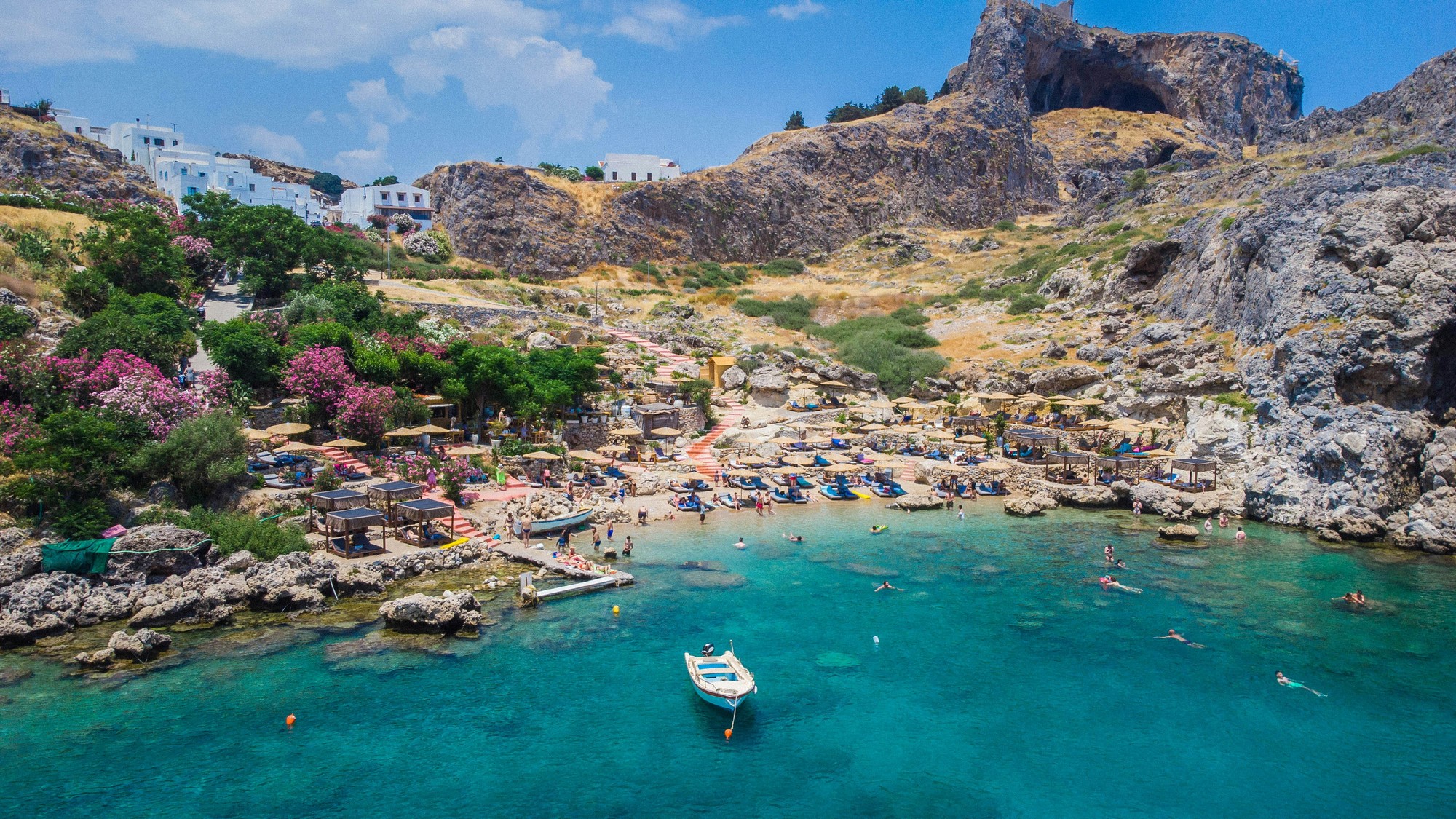 Lindos patrí medzi najzachovalejšie historické obce na Rhodose a preslávila ho antická akropola.