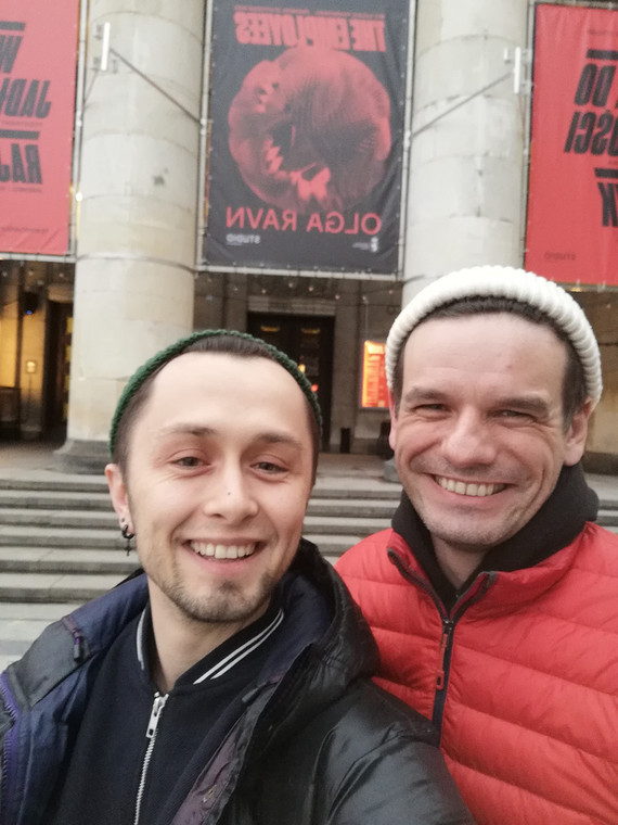 Dawid Dudko i Łukasz Twarkowski przed Teatrem Studio w Warszawie 